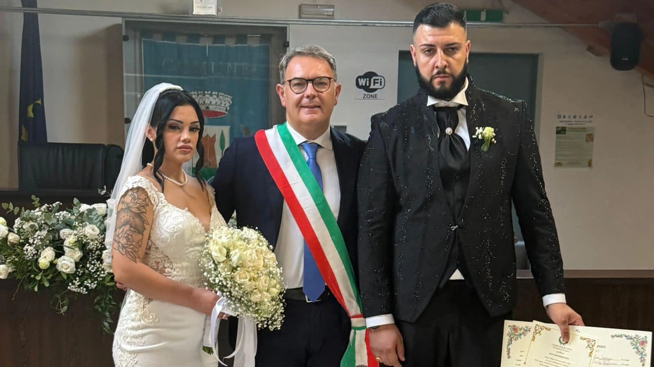 Maria Zaccaria e Pietro Montanino con il sindaco di Cesa (Caserta) che li ha sposati il 25 ottobre