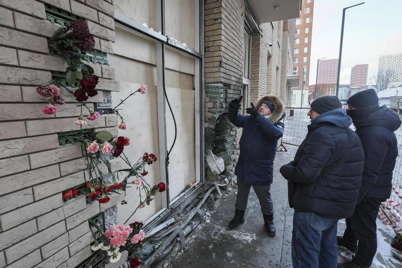 Rose lasciate sull'ingresso dell'edificio a Mosca dove è stato ucciso il generale russo