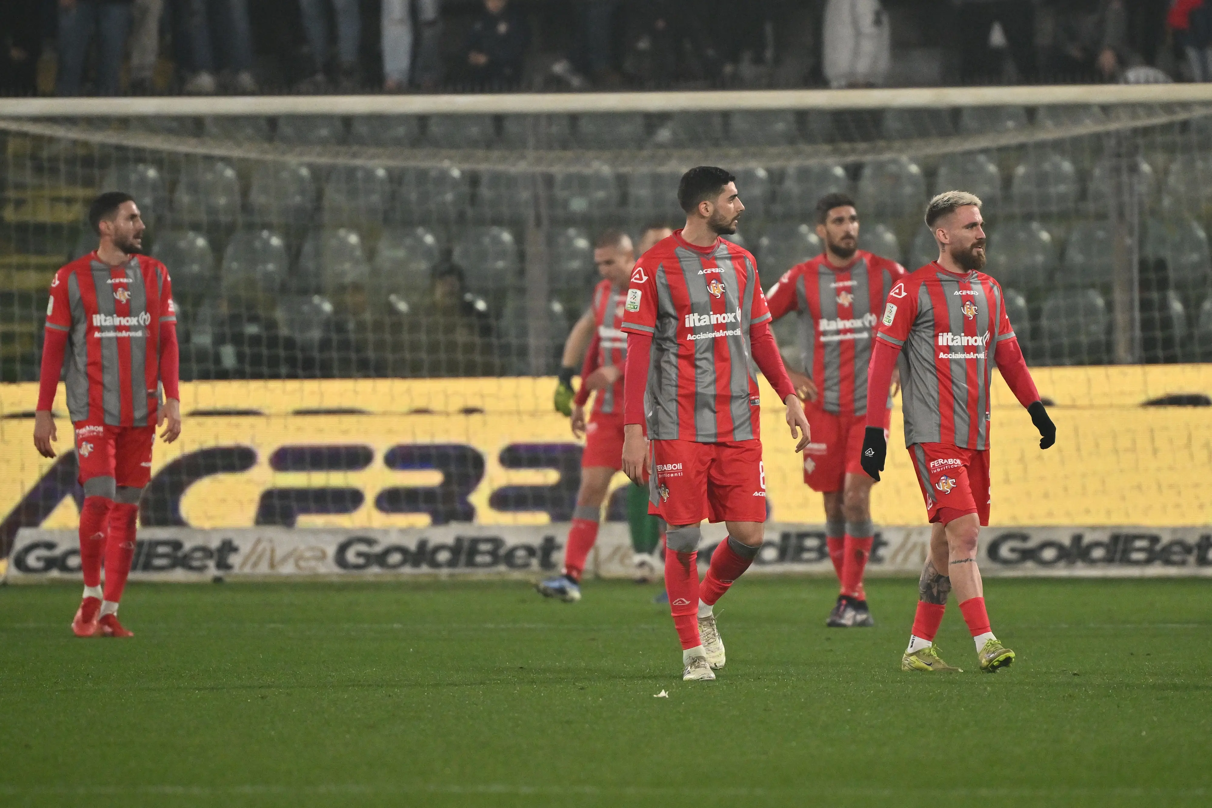 Bastoni gela la Cremonese al quarto minuto di recupero. Brutta caduta con il Cesena