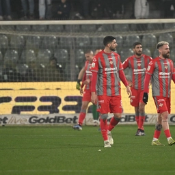 Bastoni gela la Cremonese al quarto minuto di recupero. Brutta caduta con il Cesena