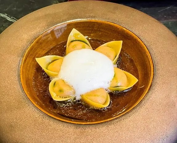 Tortellini natalizi in brodo di cappone alle spezie dolci, spuma di rafano e olio di sesamo tostato