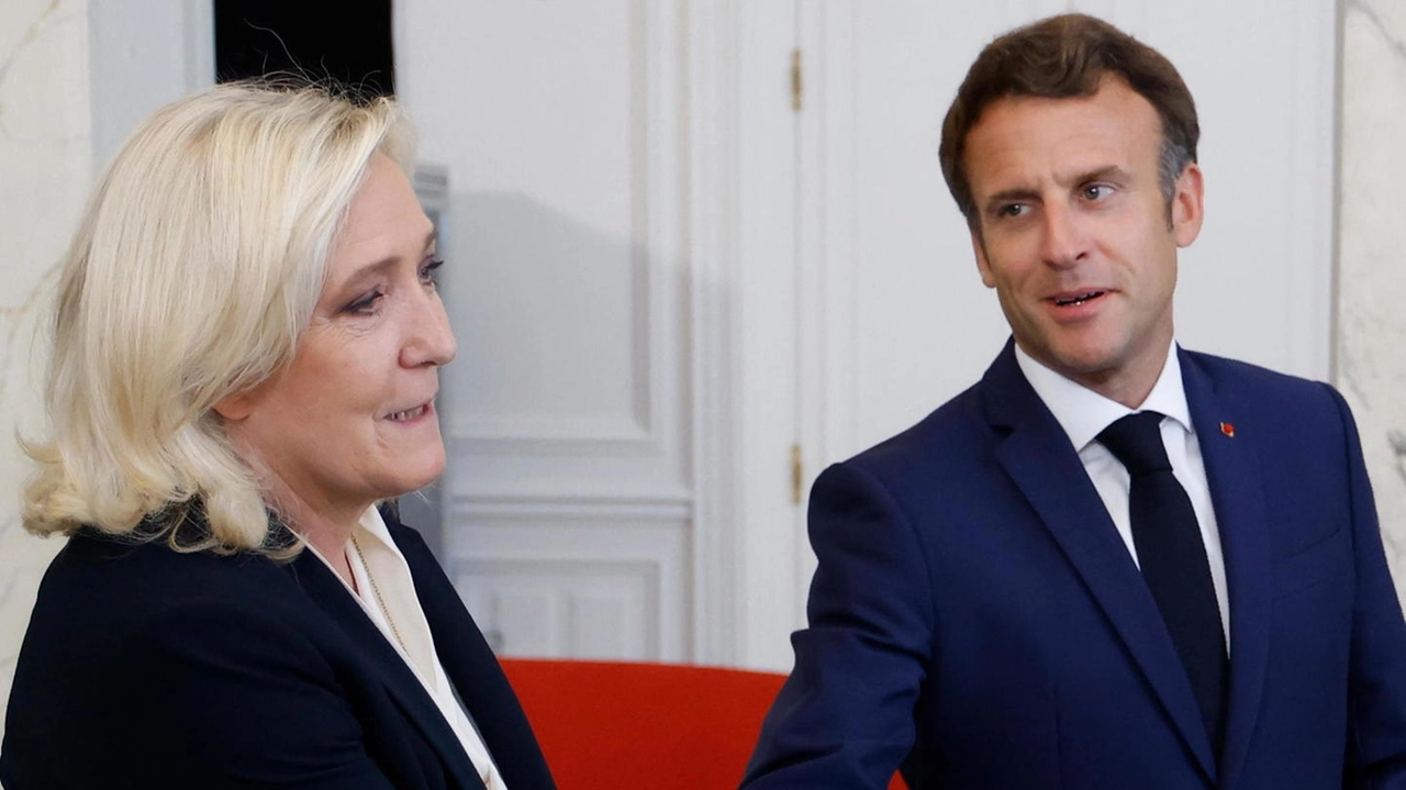 Il presidente francese Emmanuelle Macron e la leader politica della destra Marine Le Pen (Rassemblement National)