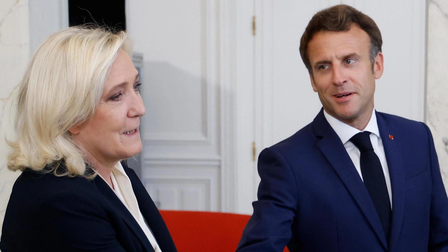 Il presidente francese Emmanuelle Macron e la leader politica della destra Marine Le Pen (Rassemblement National)