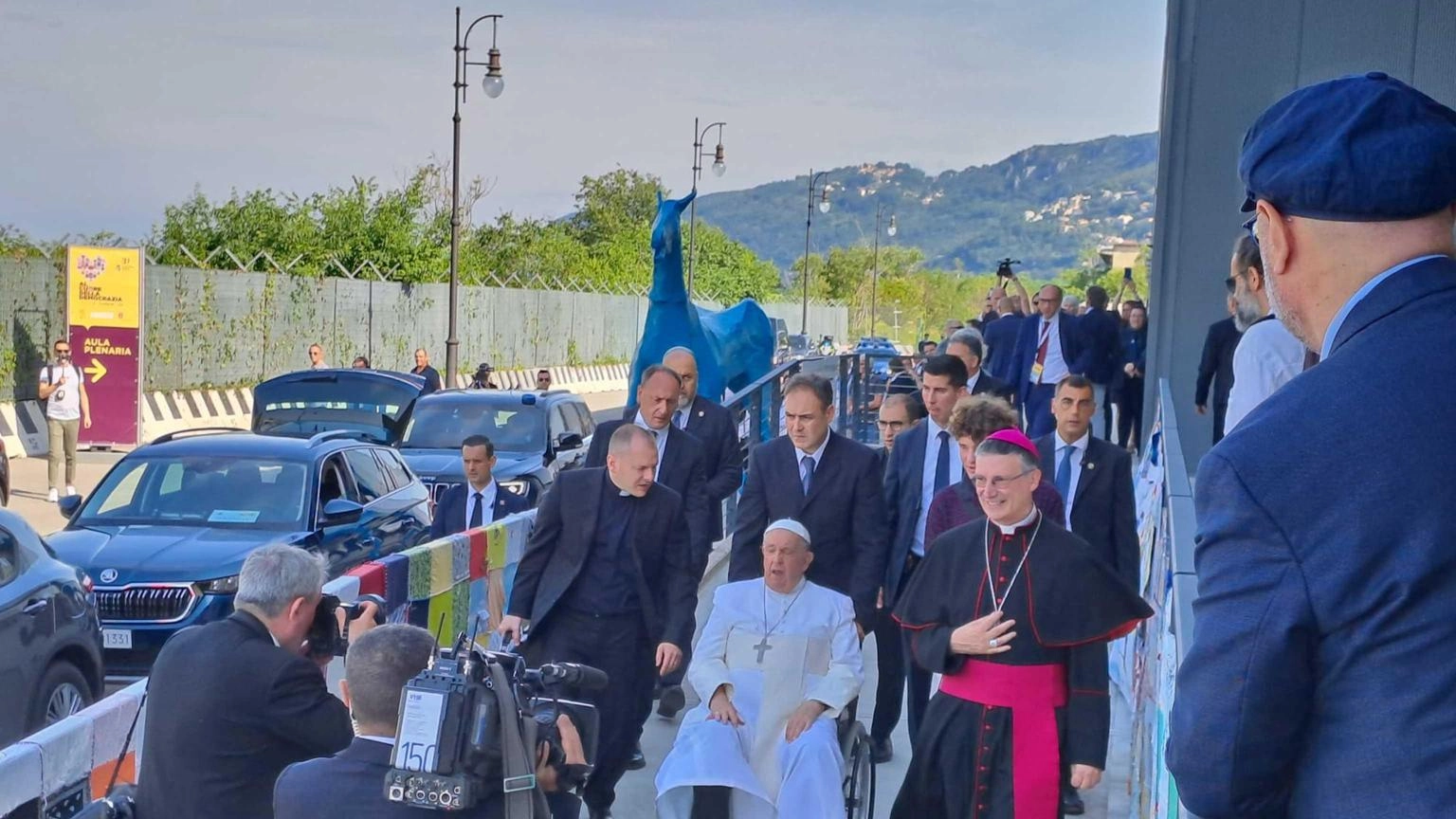 Il Papa, democrazia non è in buona salute, tentati da populismi