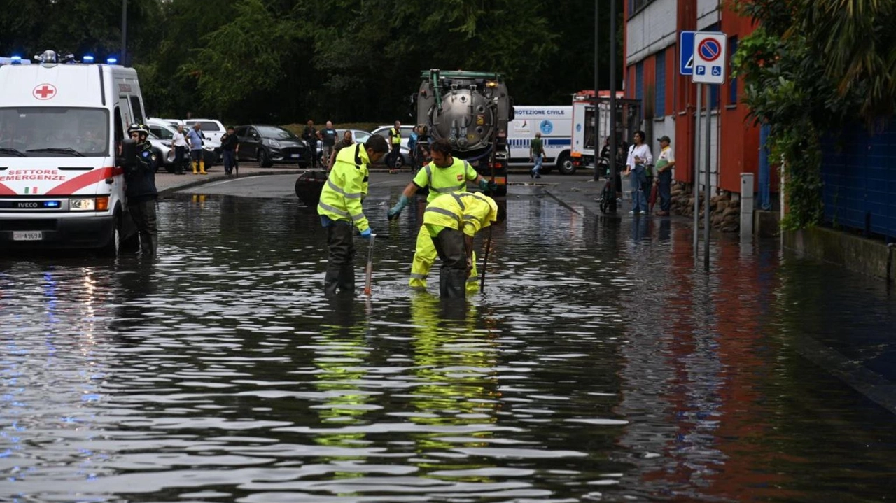 Allagato il parco, comunità evacuate. Attesa la piena del Seveso