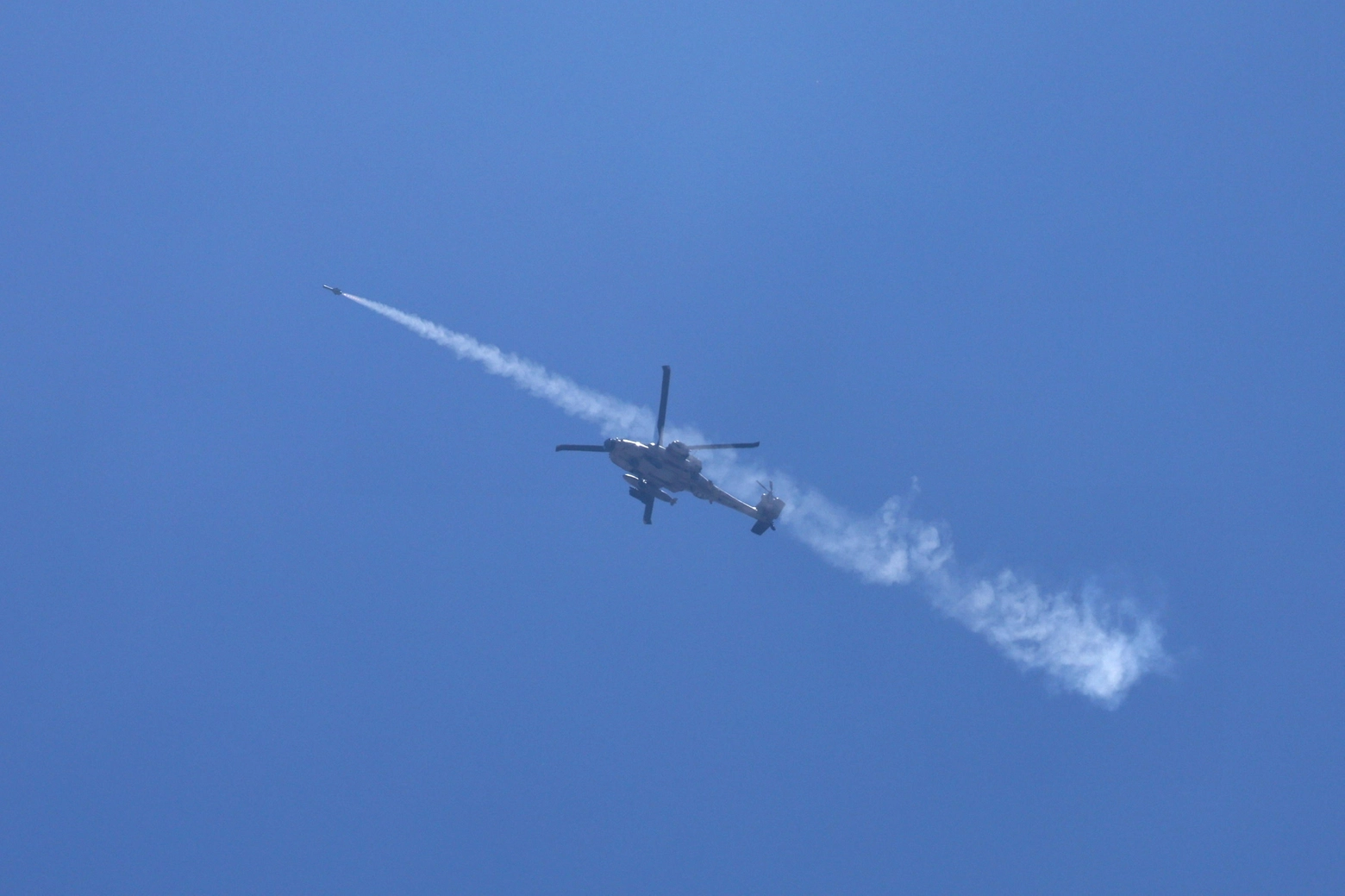 Un elicottero Apache israeliano nel nord della Striscia di Gaza