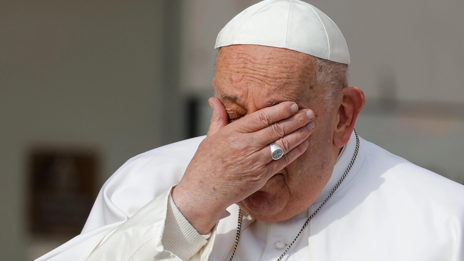 Papa Francesco si scusa per i toni omofobi di alcune espressioni usate durante un incontro con i vescovi (Ansa)