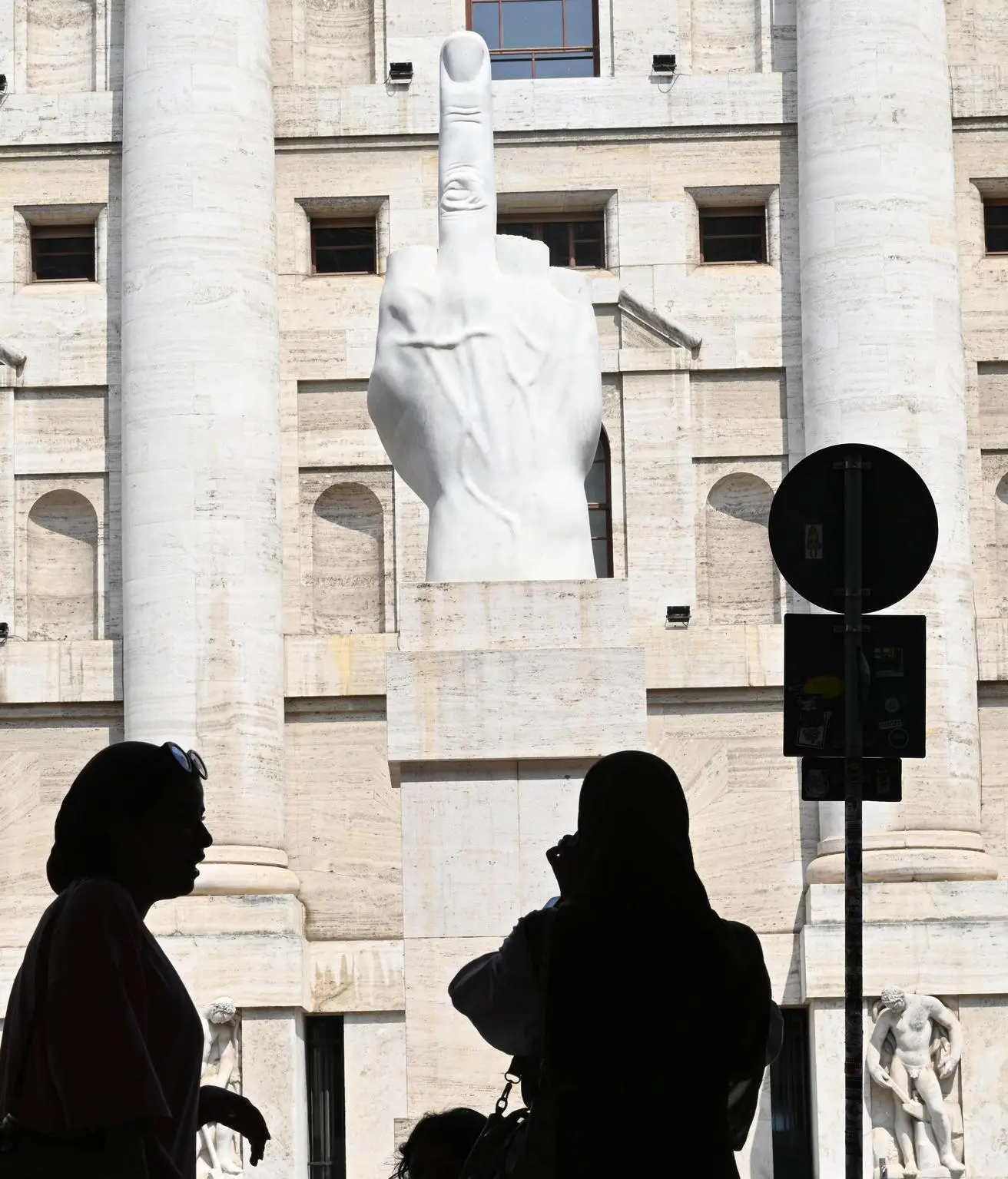 Borsa: Milano chiude pesante (-1,27%) con i dividendi