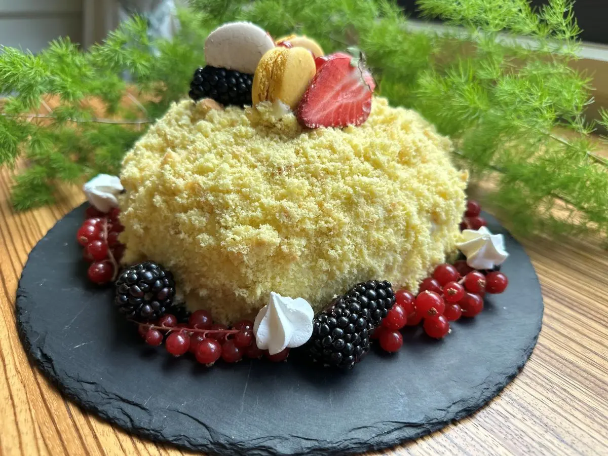 Torta mimosa con frutti rossi per il World Cake Day