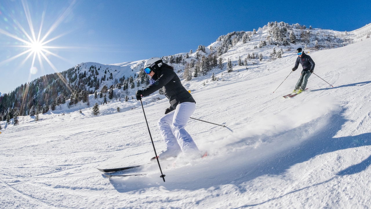 A Obereggen e Carezza la stagione sciistica su piste impeccabili, immerse nei panorami mozzafiato delle Dolomiti. E poi aperitivi in alta quota, ospitalità a 5 stelle, show sulla neve e campioni in pista