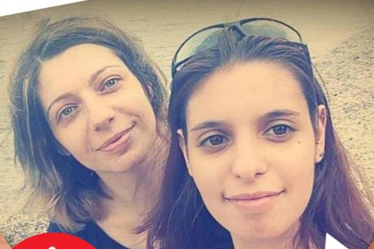 Una foto che ritrae Giuseppina Massetti e la figlia Martina Gleboni con la scritta "No alla violenza sulle donne" di ActIonaid