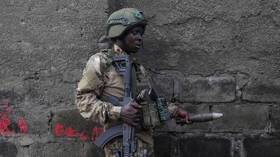 Congo, i ribelli di M23 e le truppe ruandesi verso l’assedio di Bukavu. A Goma stuprate e bruciate vive più di 150 donne