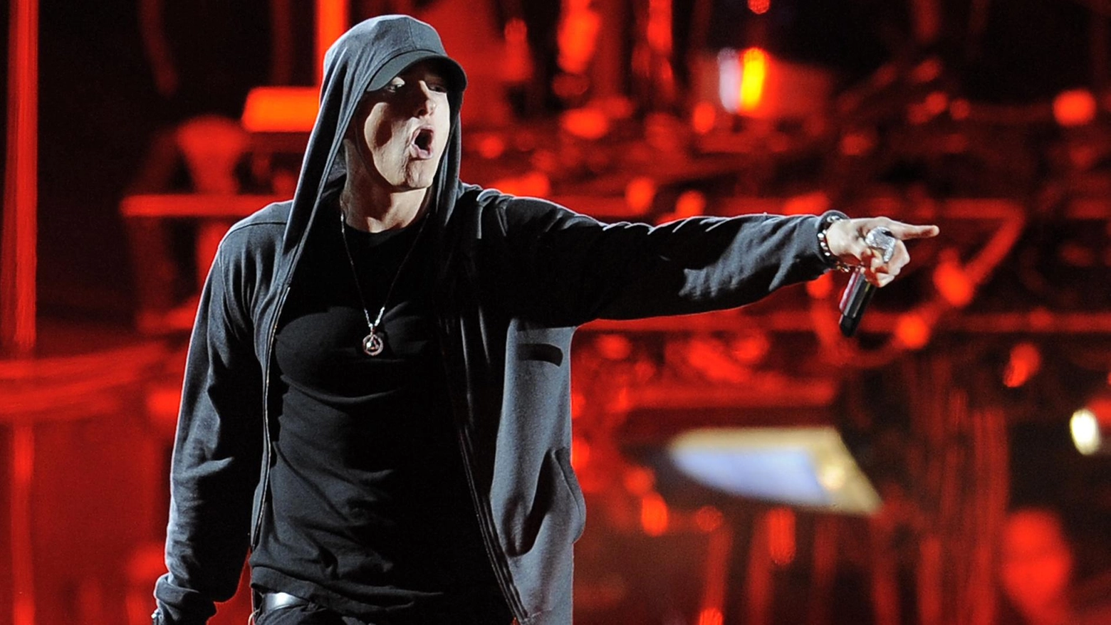 Eminem, appena diventato nonno, in un momento di una delle sue esibizioni dal vivo