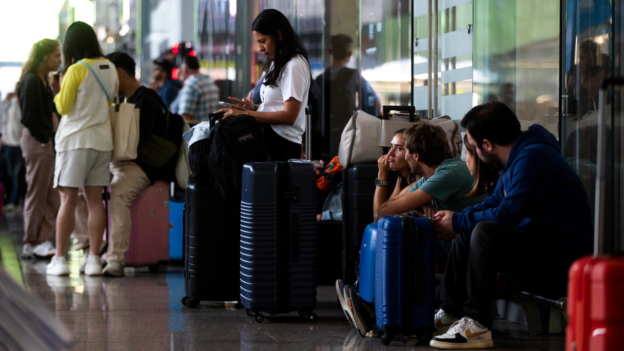 Passeggeri in attesa alla Stazione Termini per un guasto alla linea ferroviaria (Ansa)