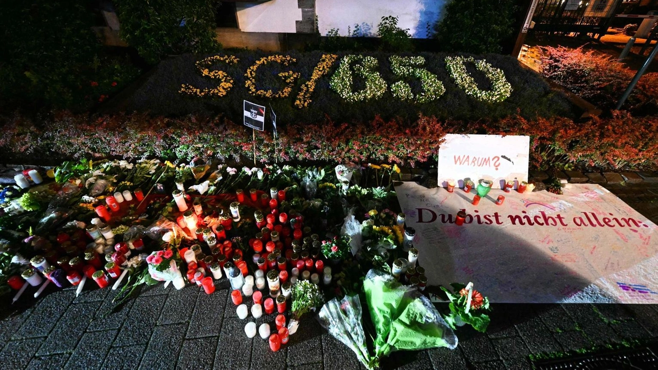 Issa Al H., siriano espulso dalla Germania, attacca con un'arma bianca festa a Solingen. Sospetti di terrorismo, si consegna alla polizia.