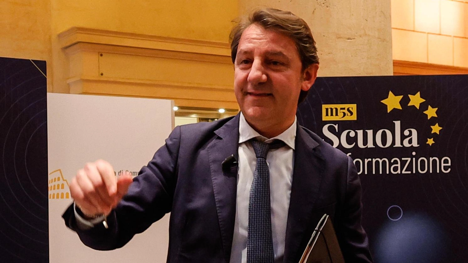Il M5S critica von der Leyen per la scelta del commissario alla Difesa e la mancanza di focus sull'economia e la povertà. Dubbi sul Green Deal e il Patto di Stabilità. Proposta di reddito di cittadinanza europeo per contrastare la disuguaglianza. Critiche a Renzi per incoerenza politica.