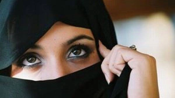 Una donna con il niquab che le copre anche il volto