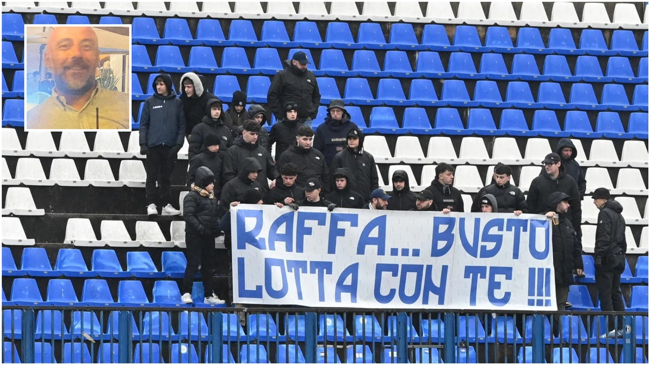 Lo striscione esposto dagli ultras della Pro Patria a sostegno di Raffaele Carlomagno, nel riquadro, il tifoso caduto dagli spalti del Piola di Novara (Blitz)