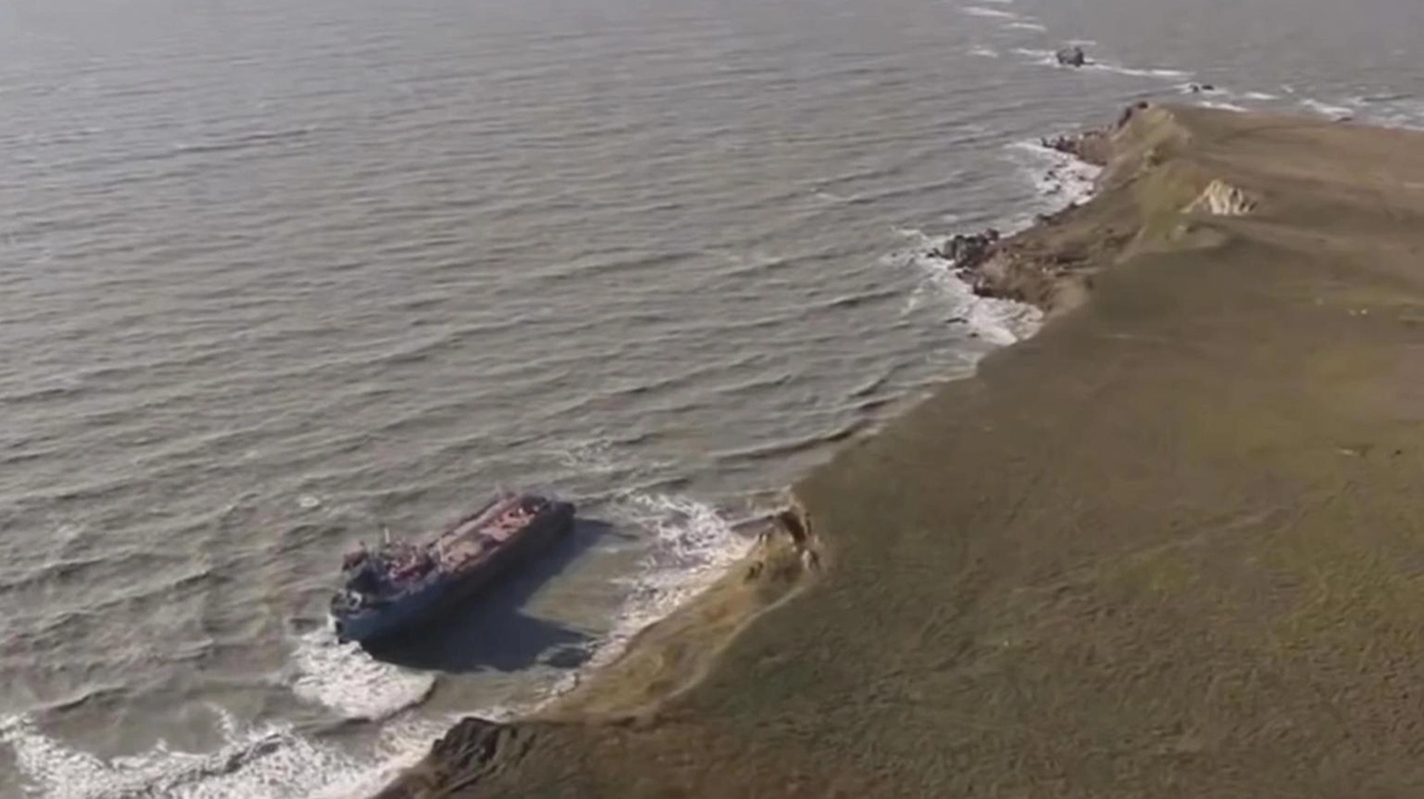 Affondamento di due petroliere russe nel Mar Nero durante una tempesta provoca fuoriuscita di petrolio. Bonifica in corso.