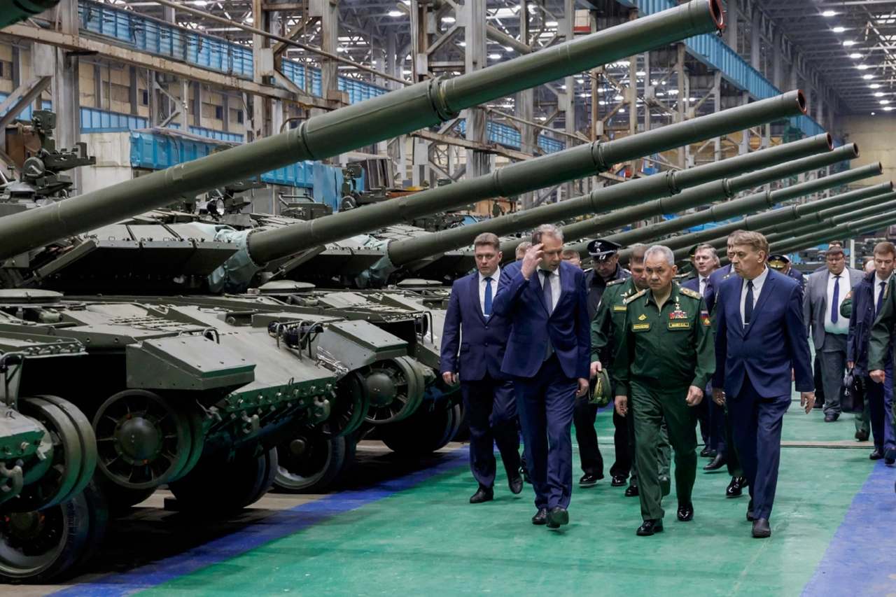 Il ministro della Difesa Sergei Shoigu in visita in una fabbrica di armi