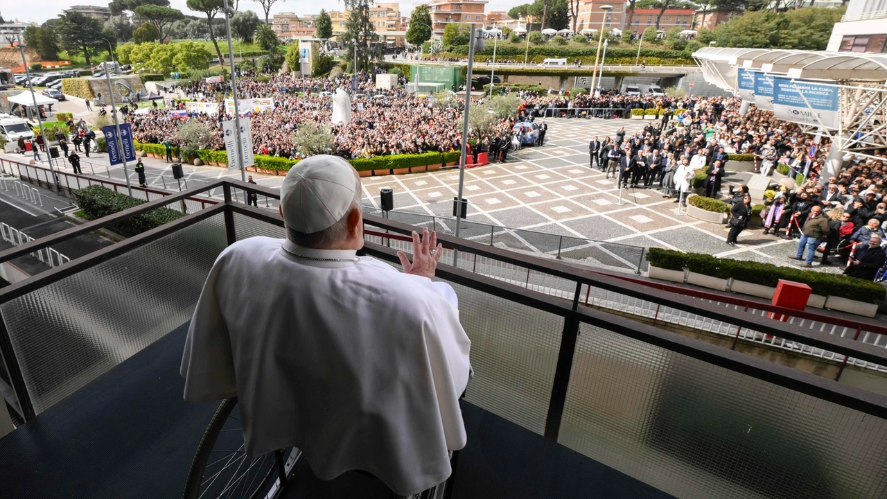 Il Papa affacciato dal policlinico Gemelli di Roma saluta i fedeli (Ansa)