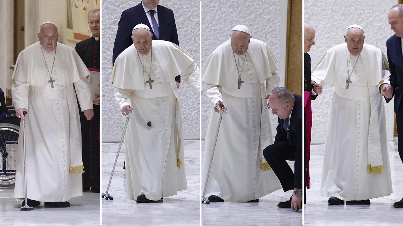 Papa Francesco rompe il bastone e rischia di cadere (COMBO)