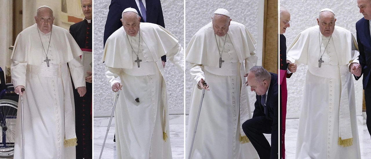 Papa Francesco rompe il bastone entrando all’udienza, vacilla un istante poi mantiene l’equilibrio