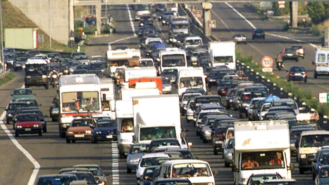 Mercato automobilistico europeo 2024: crescita dello 0,8% con 10,6 milioni di nuove immatricolazioni