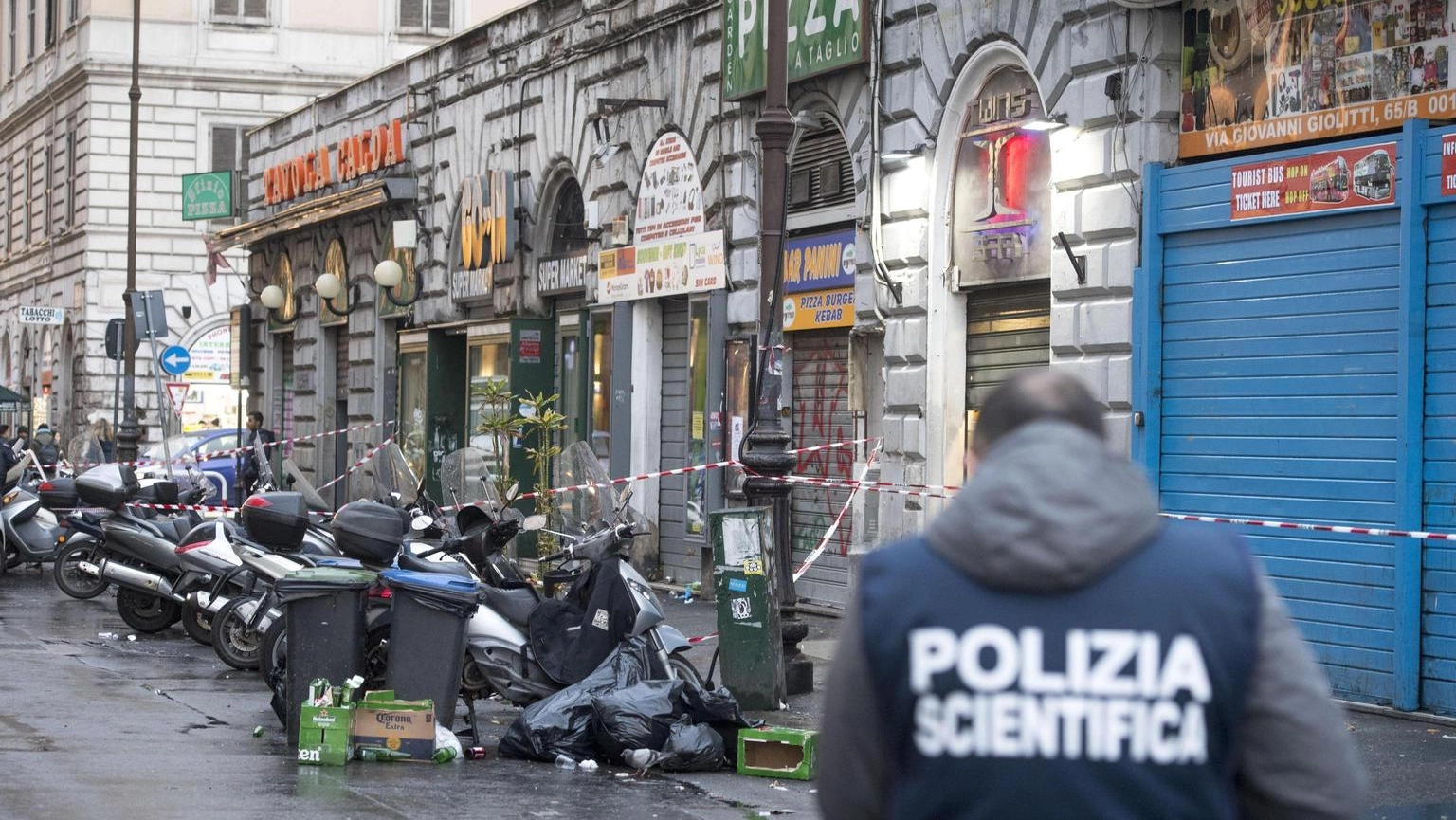 Spari in strada a Roma: un uomo di 55 anni gambizzato con tre colpi di pistola
