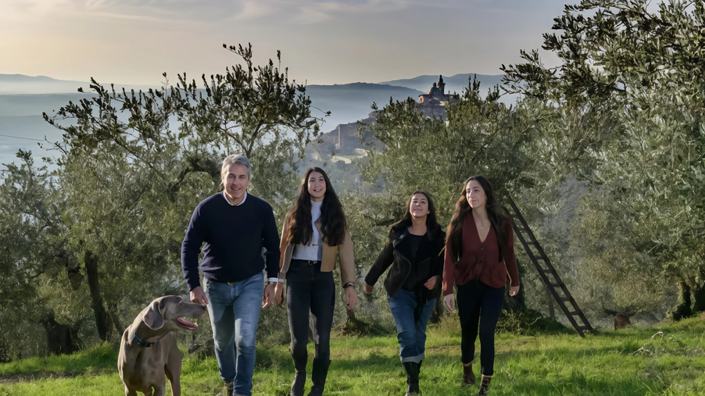 Nel cuore dell'Umbria nasce l'olio extravergine d'oliva Dop premiato al mondo: l'azienda Marfuga, da cinque generazioni sinonimo di eccellenza. Il responsabile Francesco Gradassi racconta la storia e i successi, tra cui il prestigioso riconoscimento dalla guida Flos Olei 2025.