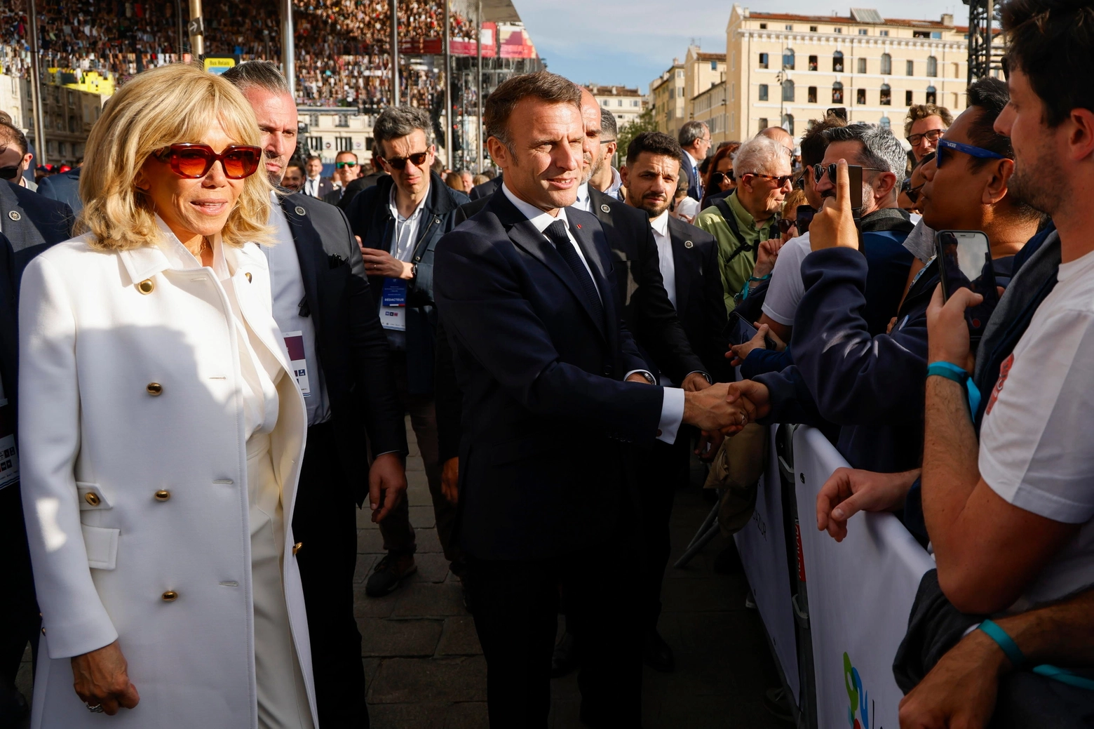 Emmanuel e Brigitte Macron durante la cerimonia dell'arrivo della fiamma olimpica
