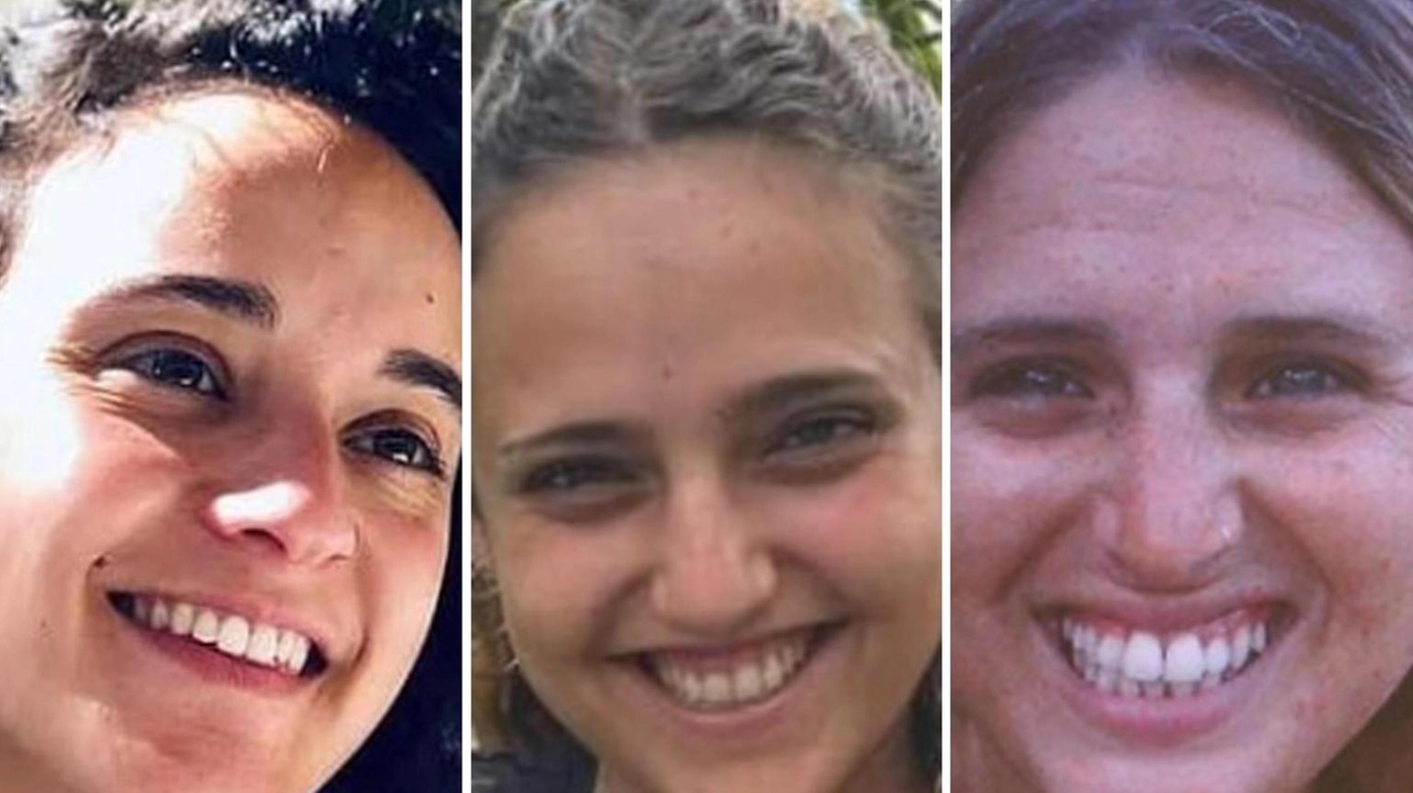 Romi Gonen, Emily Damari e Doron Steinbrecher, liberate da Hamas, sono tornate in Israele accolte dalle loro famiglie.