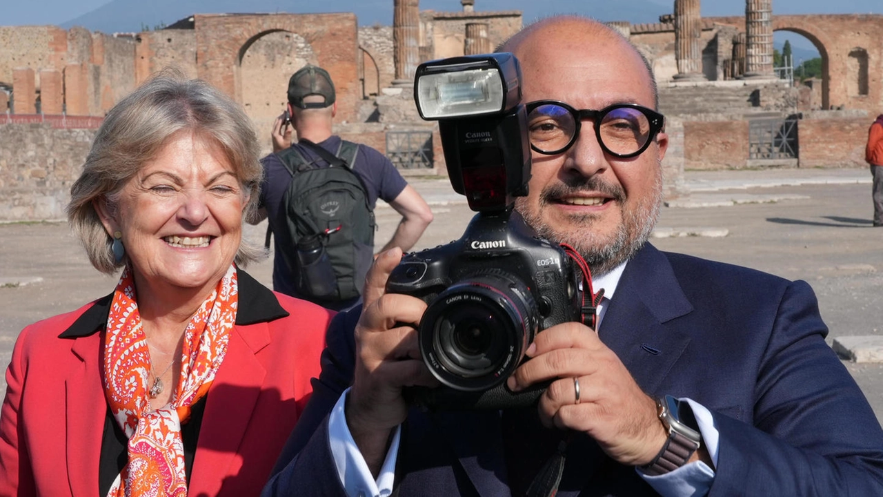 Il ministro alla cultura Gennaro Sangiuliano (d) e la commissaria europea Elisa Ferreira(s) in visita agli scavi di Pompei.