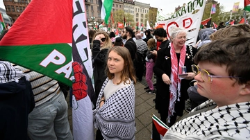 Spunta Greta Thunberg tra i manifestanti filo-palestinesi contro l’Eurovision