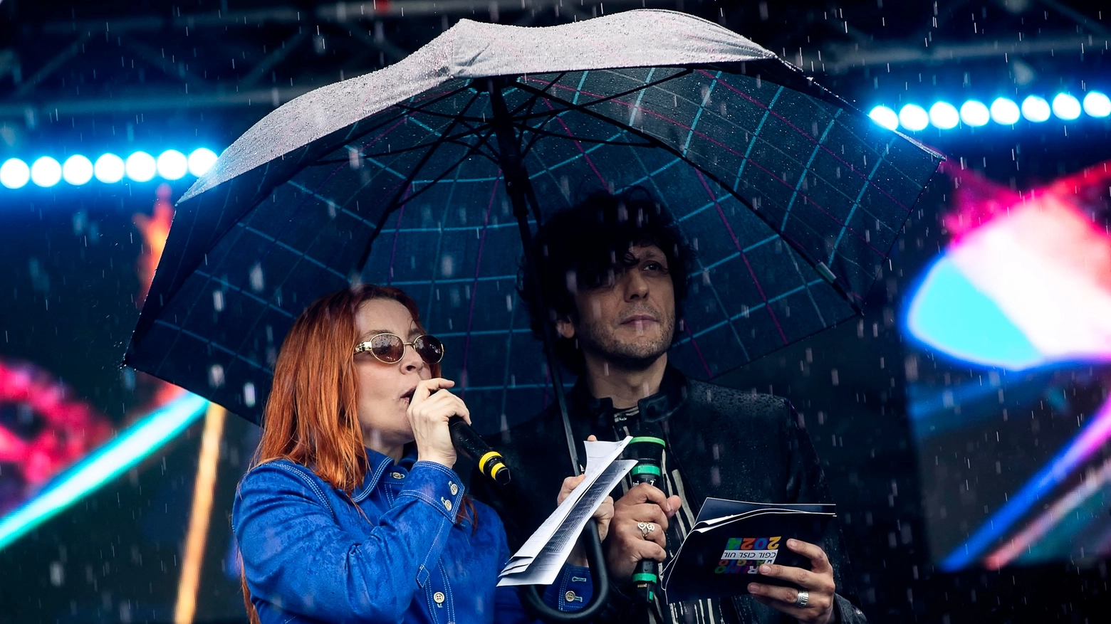 Noemi ed Ermal Meta sotto la pioggia sul palco del Concertone di Roma