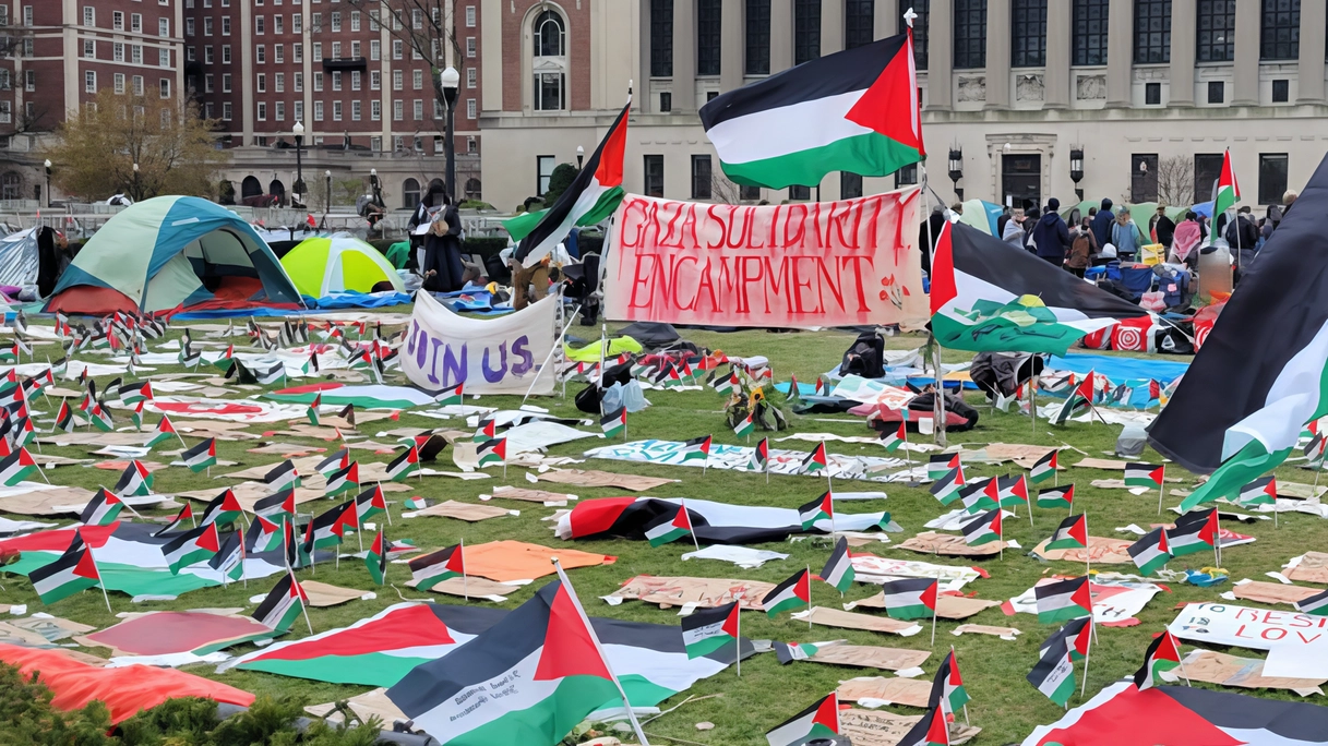 Il campus della Columbia University di New York occupato in solidarietà con Gaza. In alto, un manifestante pro Israele