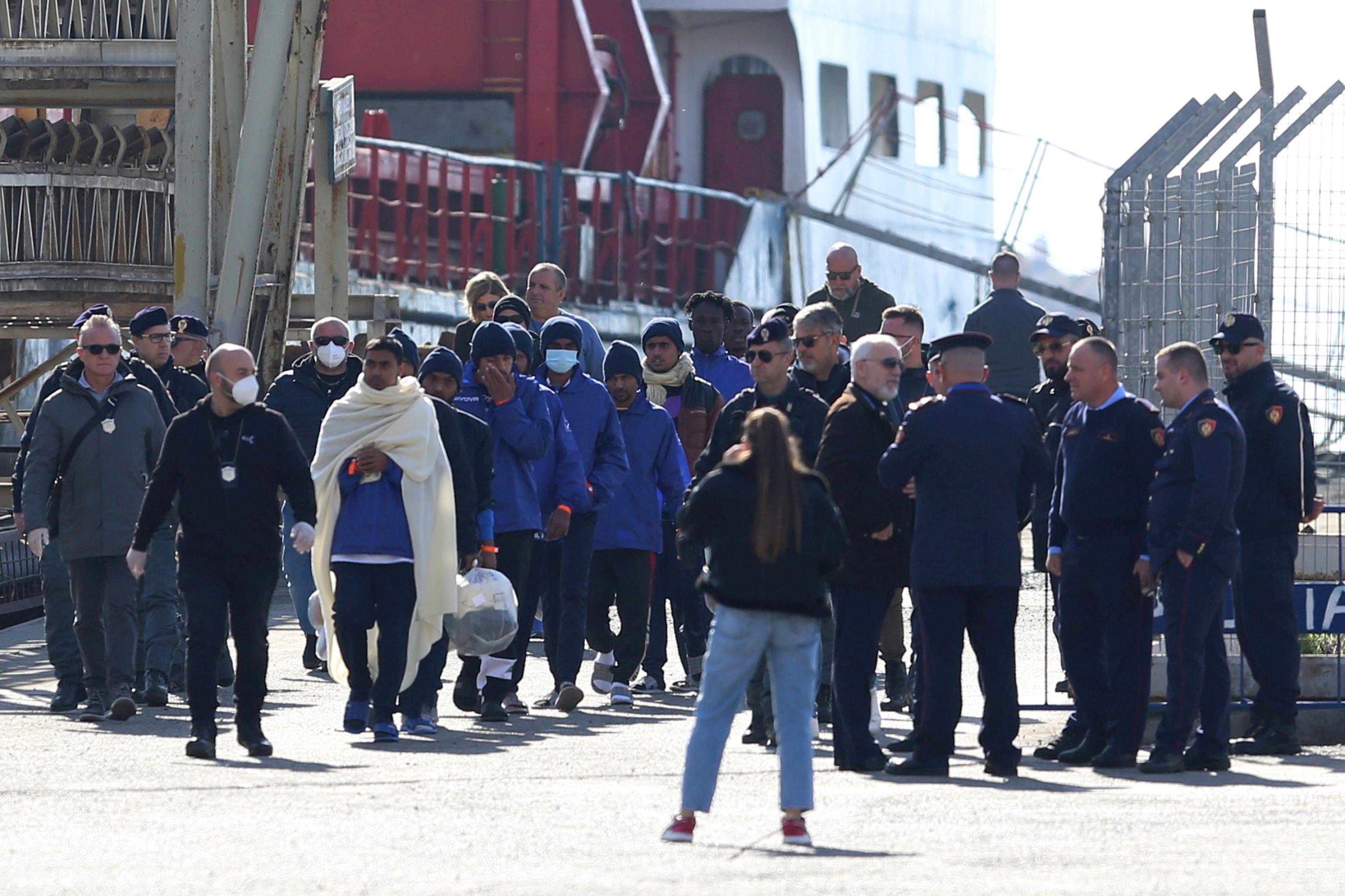 Qui Gjader e Shengjin: “Si vede solo la polizia”. I centri per migranti restano non-luoghi