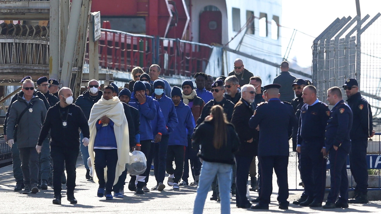 Uno degli ultimi gruppi di migranti dall’Italia all’Albania, a Shengjin, a fine gennaio