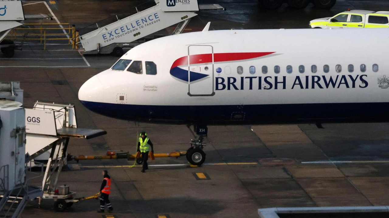 Voli British Airways da Roma a Londra cancellati per blackout a Heathrow. Passeggeri sbarcati e offerti voucher.