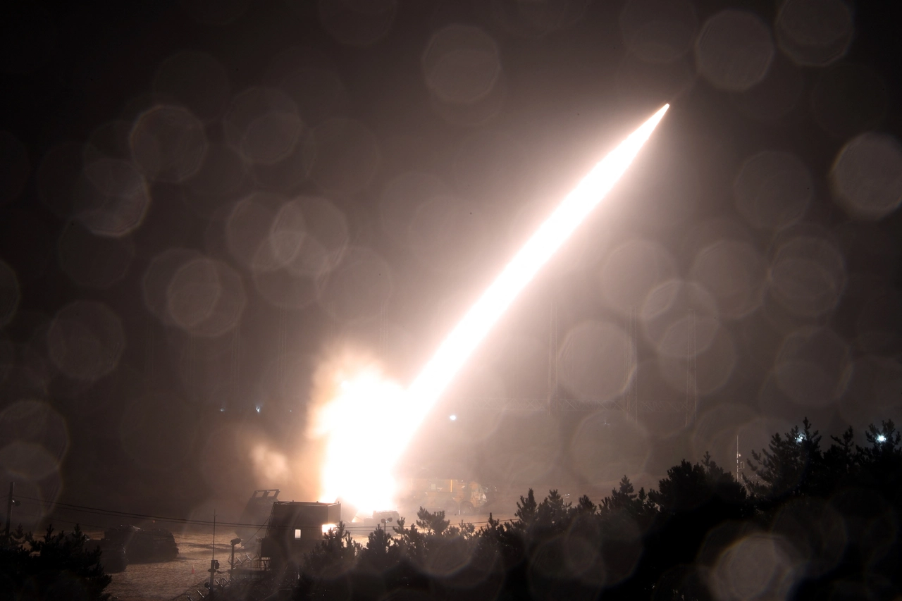 Lancio di un missile notturno, foto generica