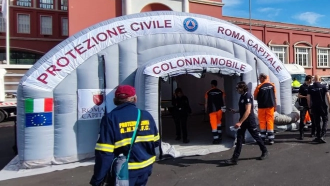 Il campo base della protezione civile davanti alla stazione Ostiense di Roma (foto Roma Capitale)