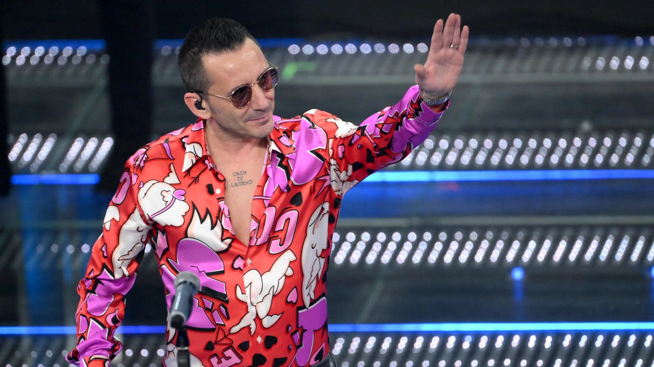 Kekko Silvestre dei Modà durante la serata finale del Festival di Sanremo 2025