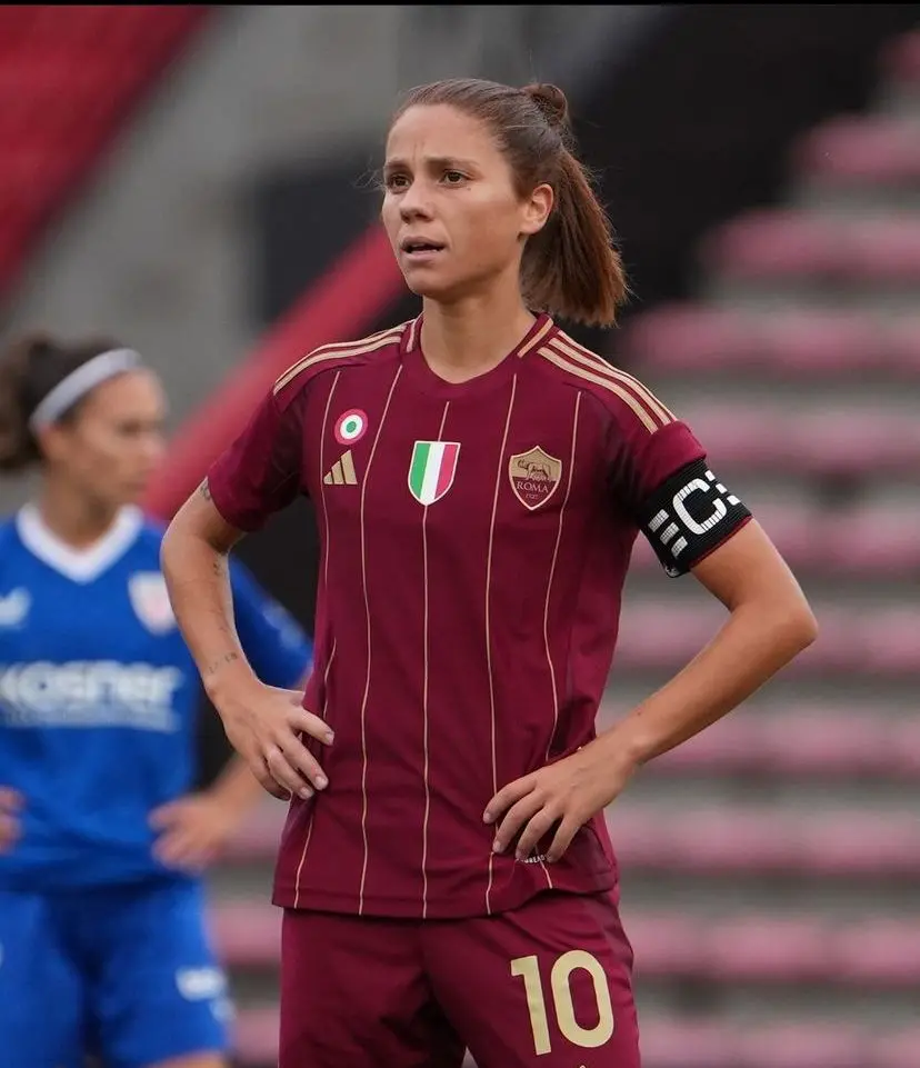 Chi è Manuela Giugliano, la prima calciatrice italiana candidata al Pallone d'Oro