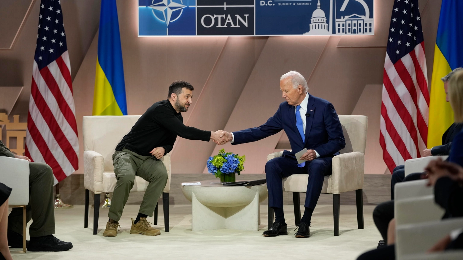 Il presidente Biden stringe la mano a Zelensky al vertice Nato di Washington (Epa)