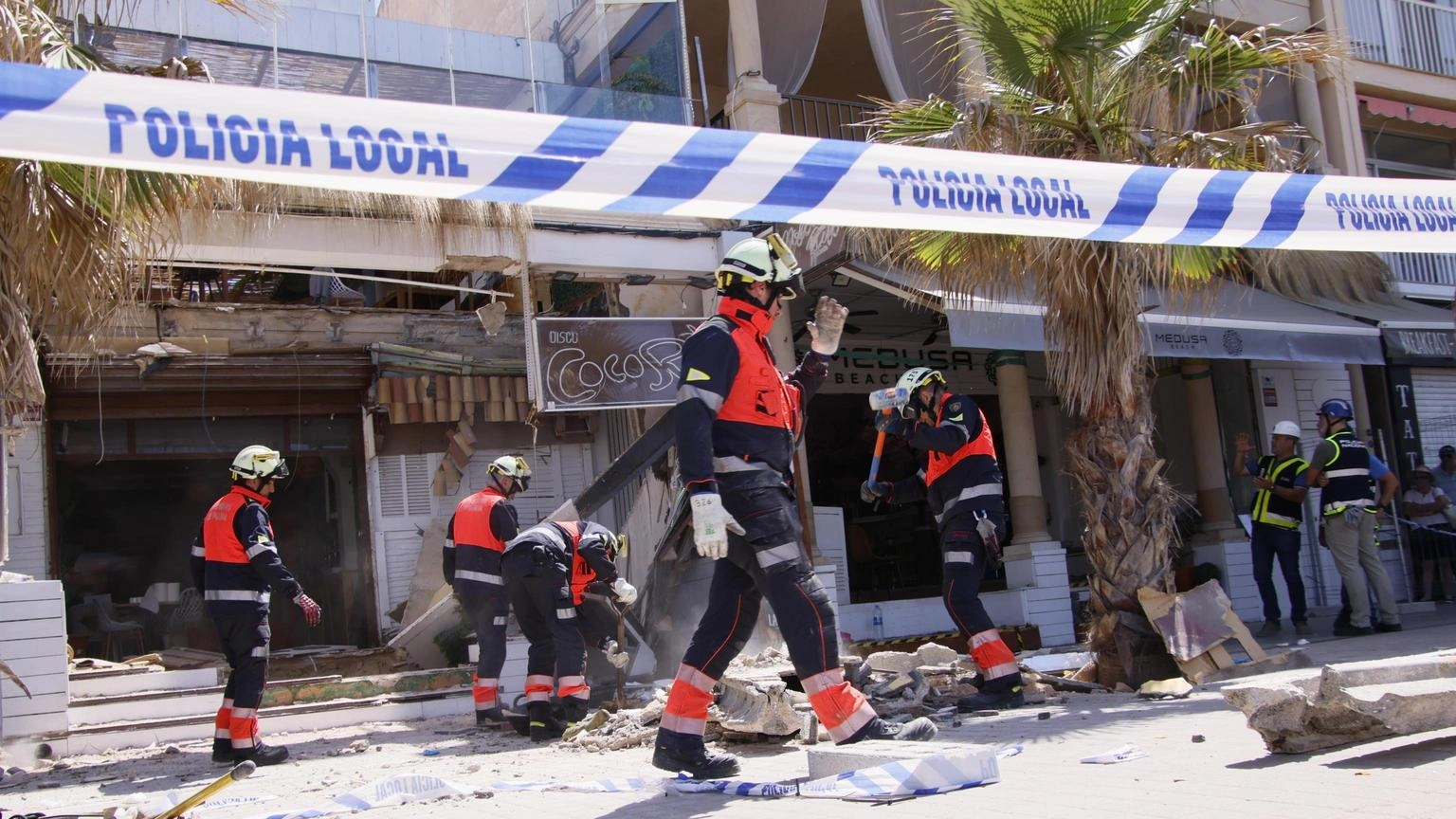 Crolla la terrazza di un locale, quattro turisti morti a Maiorca. L’accusa: "In troppi nel ristorante"