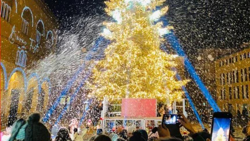 Natale sostenibile, dalle luci dell’albero ai regali: come evitare sprechi