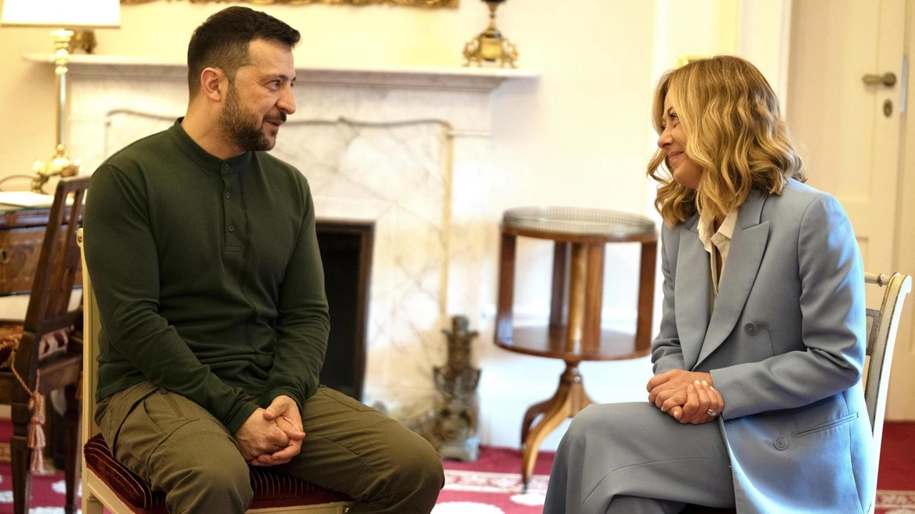 Il presidente ucraino Volodymyr Zelensky (46 anni) durante l’incontro bilaterale con la premier Giorgia Meloni (47) a Cernobbio