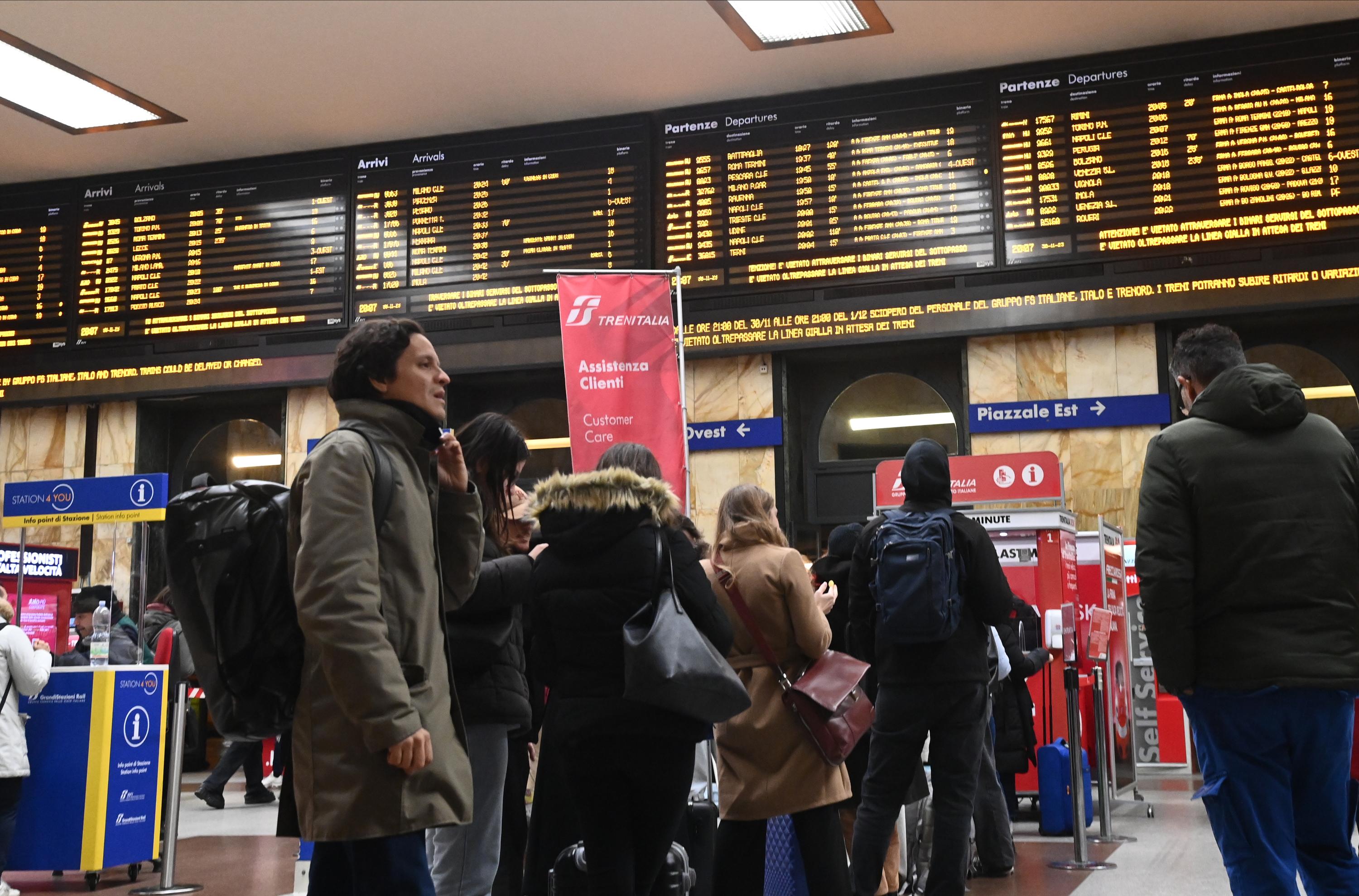 Orari sciopero treni 10 gennaio 2025, anche i frecciarossa Trenitalia e Italo a rischio