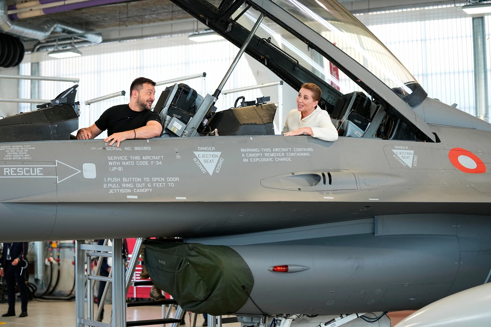 Il presidente ucraino Volodymyr Zelensky con la premier danese Mette Frederiksen su un caccia F-16