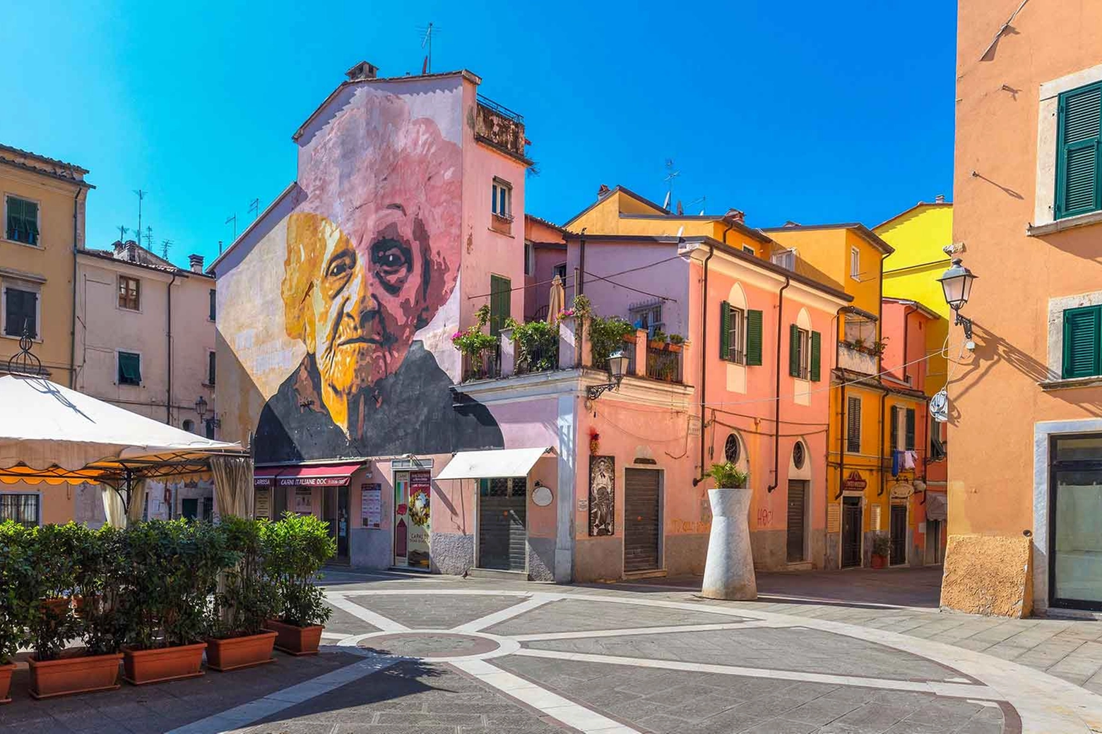 Murale degli Orticanoodles dedicato alla staffetta partigiana Francesca Rolla, Carrara